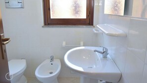 Regadera, bidet, toallas 