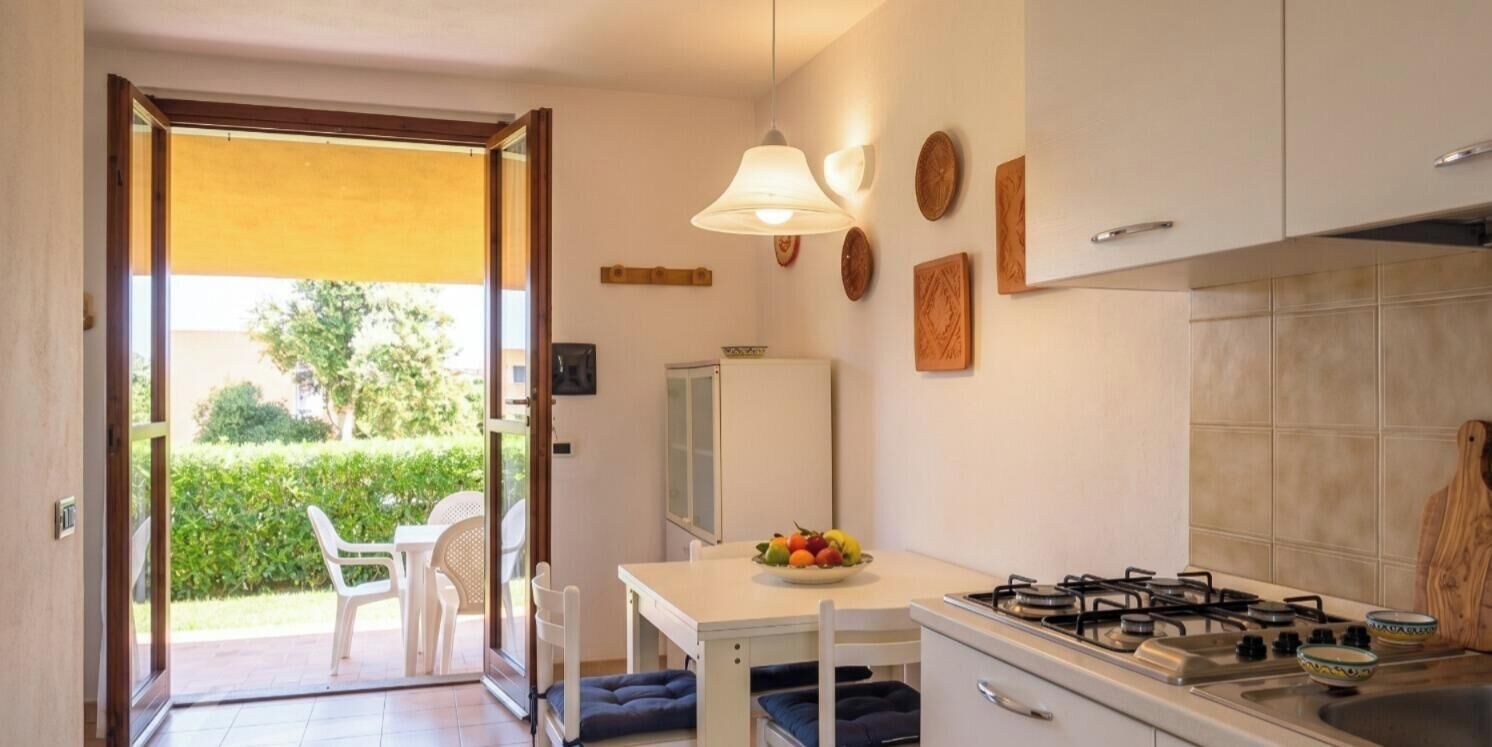 Kühlschrank, Herdplatte, Kochgeschirr/Geschirr/Besteck, Esstisch