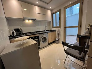 Fridge, oven, stovetop, coffee/tea maker