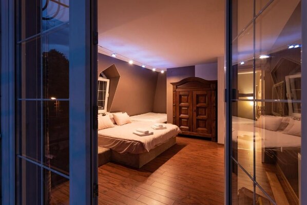 3 habitaciones, escritorio, tabla de planchar con plancha y wifi gratis