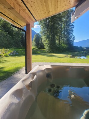 Outdoor spa tub - Relaxing country getaway in your dream house (Pemberton)