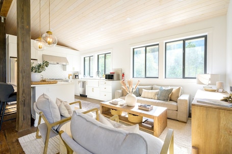 Smart TV, fireplace, table football, books. Relaxing country getaway in your dream house