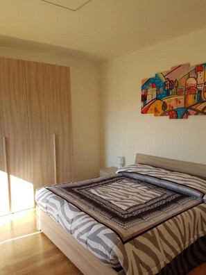 2 Schlafzimmer, Zimmersafe, Schreibtisch, Bügeleisen/Bügelbrett