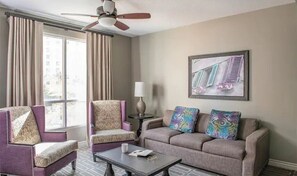 Living area - Lovely 2-bedroom Vacation Unit in Vegas for Groups (Las Vegas)