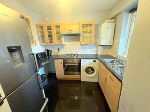 Apartment | Private kitchen | Fridge, microwave, oven, stovetop - Remarkable 2-bed Apartment in London (London)