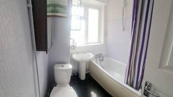 Apartment | Bathroom | Combined shower/bathtub, deep-soaking bathtub, hair dryer, towels