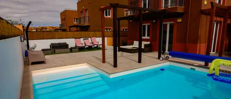 Een buitenzwembad en een verwarmd zwembad