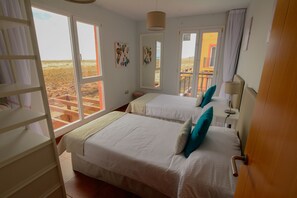 4 makuuhuonetta, työpöytä, silitysrauta/-lauta, vauvan matkasänky