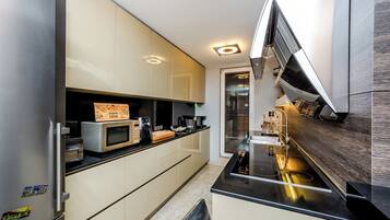 Appartement | Privékeuken | Een koelkast, een microgolfoven, een oven, een kookplaat