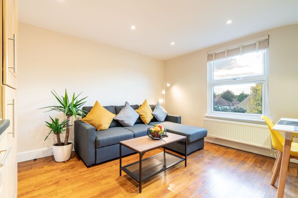 Deluxe Apartment | Living area - 1bd Apt for 2-4. New Decor & Furnishings (Enfield)