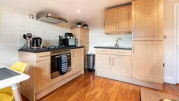 Full-sized fridge, microwave, oven, dishwasher