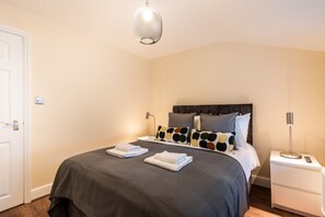 1 bedroom, Egyptian cotton sheets, premium bedding, memory-foam beds - 1bd Apt for 2-4. New Decor & Furnishings (Enfield)