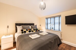 1 bedroom, Egyptian cotton sheets, premium bedding, memory-foam beds - 1bd Apt for 2-4. New Decor & Furnishings (Enfield)