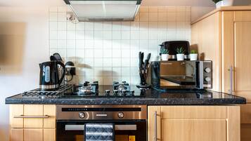 Full-size fridge, microwave, oven, dishwasher