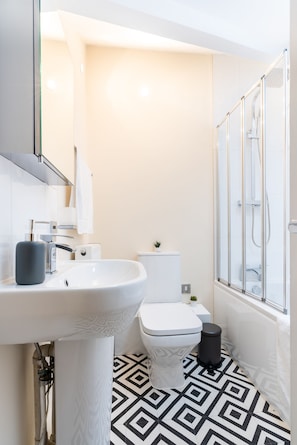 Deluxe Apartment | Bathroom | Rainfall showerhead, free toiletries, hair dryer, towels - 1bd Apt for 2-4. New Decor & Furnishings (Enfield)