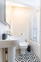 Deluxe Apartment | Bathroom | Rainfall showerhead, free toiletries, hair dryer, towels