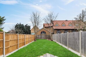View from room - 1bd Apt for 2-4. New Decor & Furnishings (Enfield)