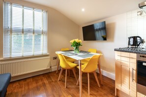 Dining - 1bd Apt for 2-4. New Decor & Furnishings (Enfield)