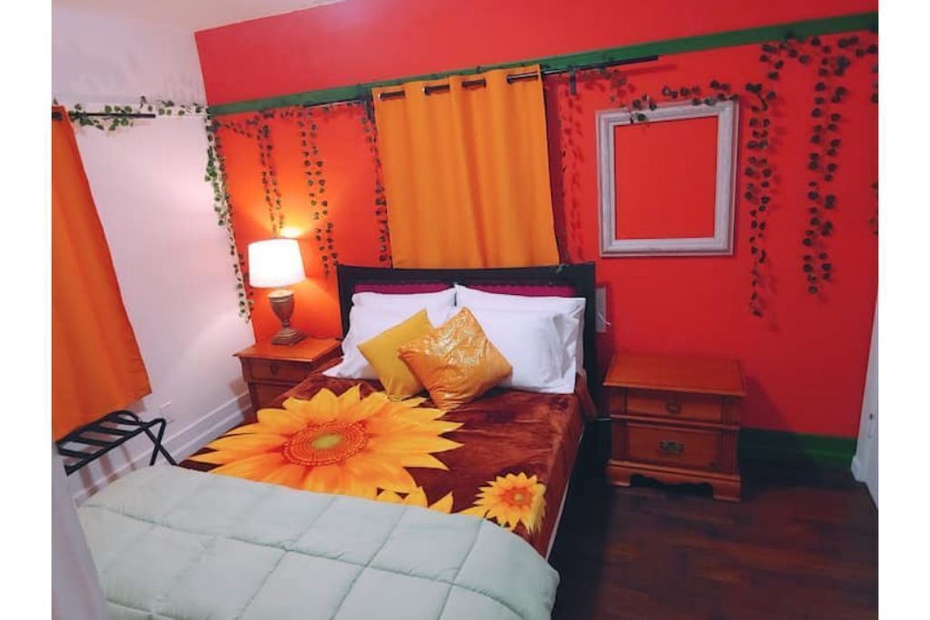 Unique Latin Retreat in Long Beach CA Liquor/Market next door 2 miles fr Beach 