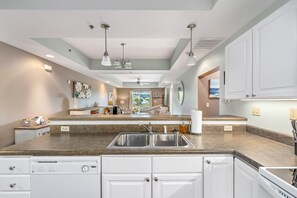 Private kitchen - Stunning 2 bed condo across from BMS! (Bluff City)