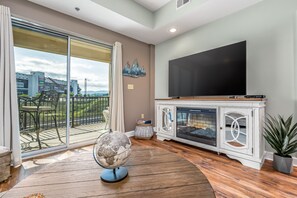 Living area - Stunning 2 bed condo across from BMS! (Bluff City)