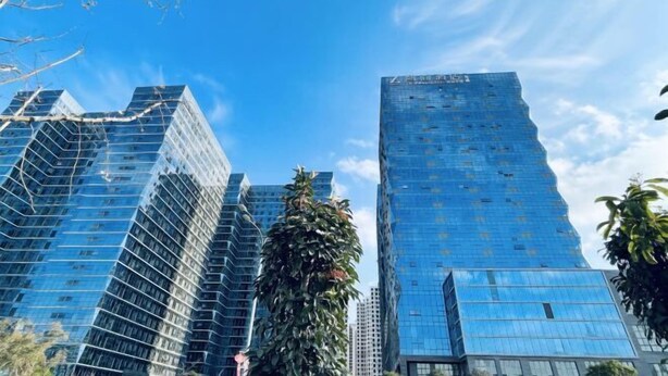 A modern high-rise building with a glass facade and a distinctive angular design. - ELONG ruiyun Hotel (Yancheng International Exhibition Center) (Yancheng)