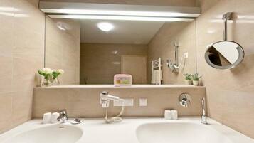 Suite | Bathroom | Free toiletries, hair dryer, bathrobes, heated floors