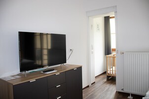 Quarto triplo conforto | Área de estar | TV de tela plana 46 polegadas com canais a cabo, TV