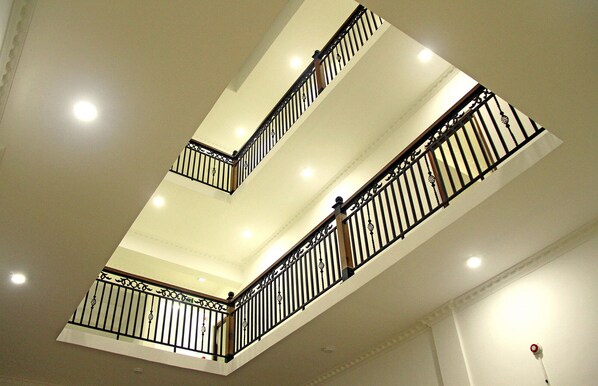 Televisión LED de 32 pulgadas con canales por satélite, una televisión