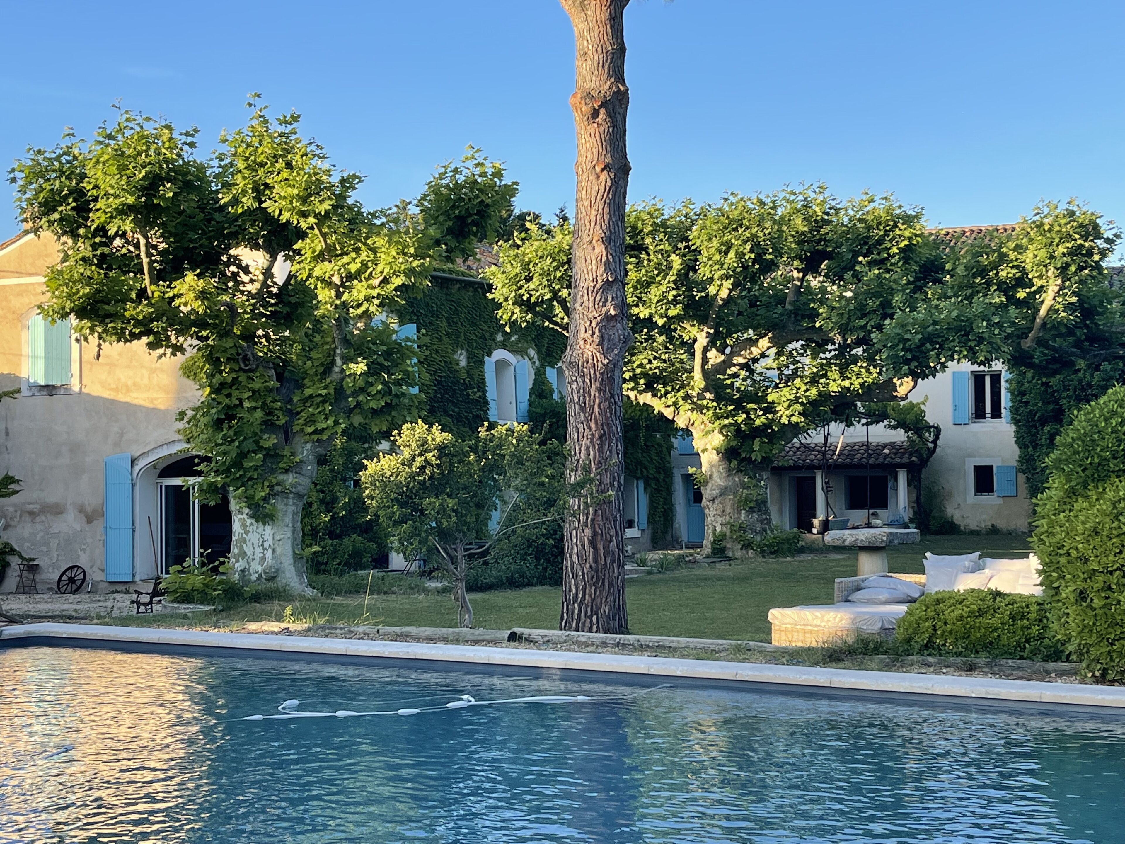 Utendørsbasseng og et oppvarmet basseng