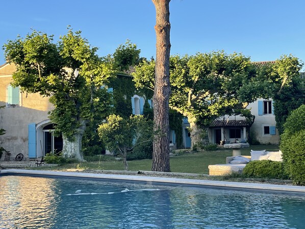 حمّام سباحة خارجي، حمّام سباحة مُدفَّأ