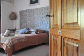 5 bedrooms, iron/ironing board, free WiFi, bed sheets
