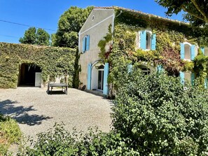 المنشأة من الخارج