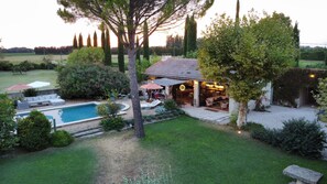 Una piscina al aire libre, una piscina climatizada