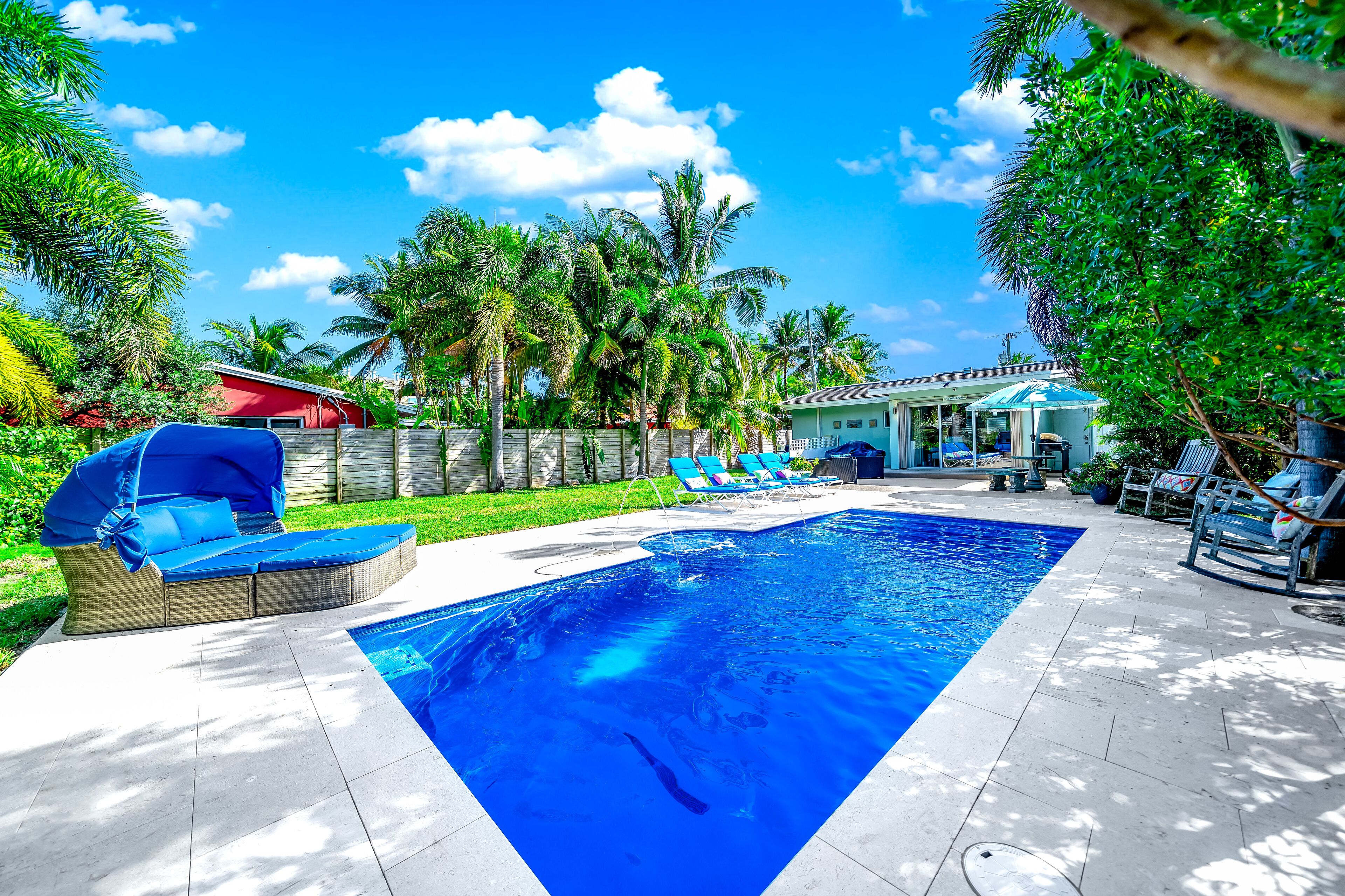Heated SaltWater Pool! Fire Pit+Walk To Beach!