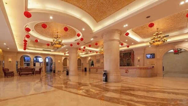 A spacious lobby with marble flooring, large columns, and red lanterns on the ceiling. - Vienna Hotel ( Hunan Zhangjiajie City Park ) (Zhangjiajie)