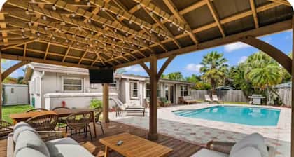 Family Pool House Minutes to Beach & Pier