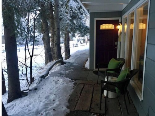 Bootlegger Bungalow - Downtown Anchorage