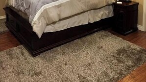 A bedroom with a large bed, two bedside lamps, and a window with blinds. - Inlet View House - Downtown Anchorage (Anchorage)