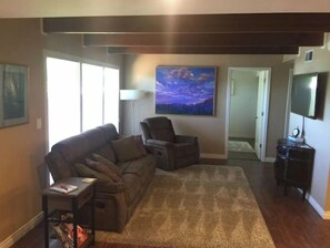 スマートテレビ、DVD プレーヤー、書庫、プリンター