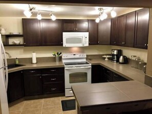 Een koelkast, een magnetron, een oven, een kookplaat