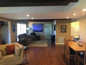 スマートテレビ、DVD プレーヤー、書庫、プリンター