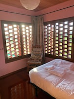 Casa estándar | 3 dormitorios, ropa de cama de alta calidad, edredones de plumas