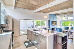 Fridge, microwave, stovetop, dishwasher
