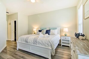 3 bedrooms, desk, iron/ironing board, travel crib
