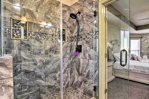 Free toiletries, hair dryer, towels - Waterfront Family Home w/ Patio in Hitchcock (Hitchcock)