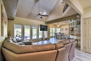 TV, fireplace - Waterfront Family Home w/ Patio in Hitchcock (Hitchcock)