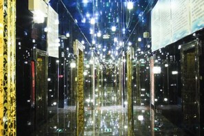 A corridor with reflective surfaces and overhead lights. - Rugao Wonderland Midi Hotel (RT Mart Wuyue Plaza Store) (Rugao)