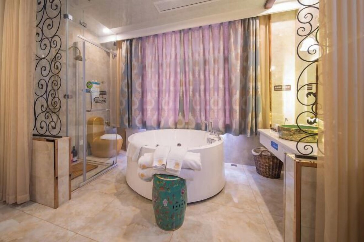Une salle de bain moderne avec une baignoire sur pieds, une douche à parois de verre et un meuble-lavabo avec un miroir.
