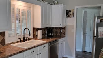 Cookware/dishes/utensils